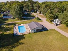 Goshorn 18 - Located in Goshorn Lake Resort - Shared pool - Lake access